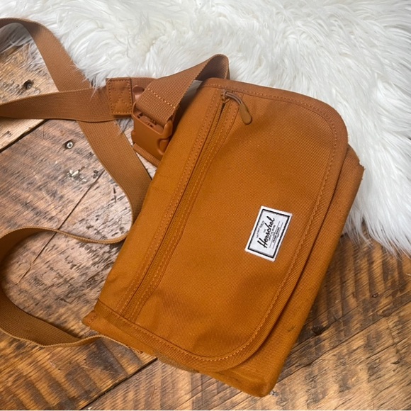 Herschel Grade Mini Messenger Bag - Picture 1 of 6